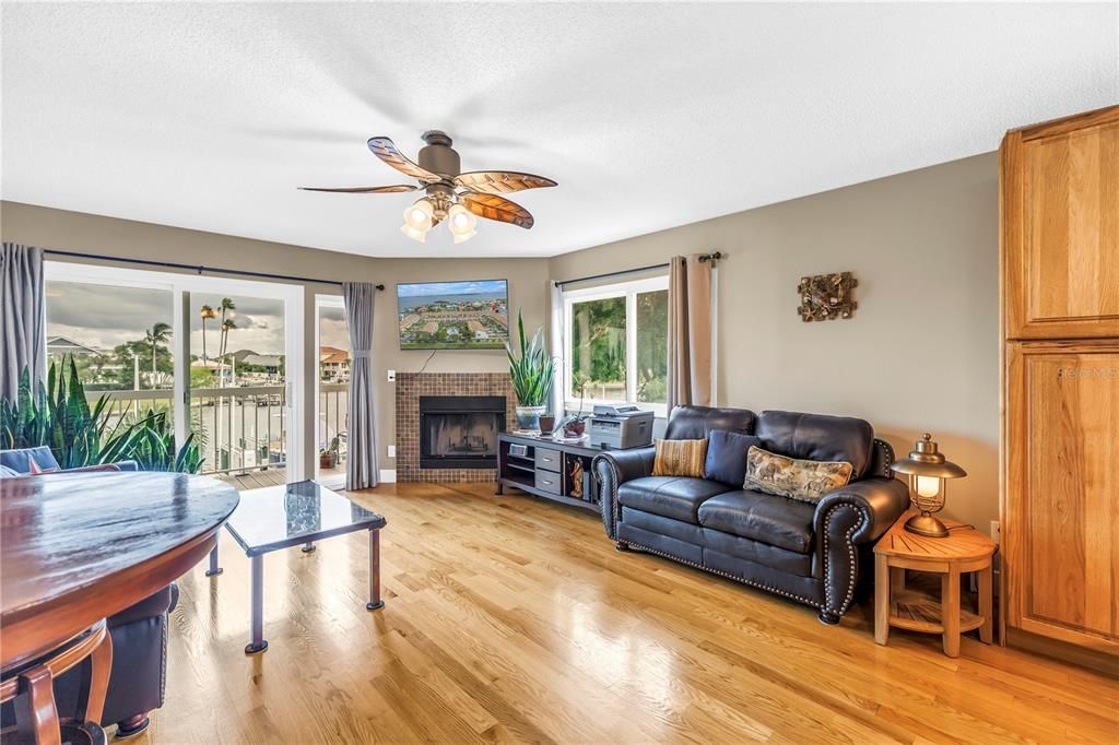 En Venta: $899,000 (3 camas, 3 baños, 1585 Pies cuadrados)