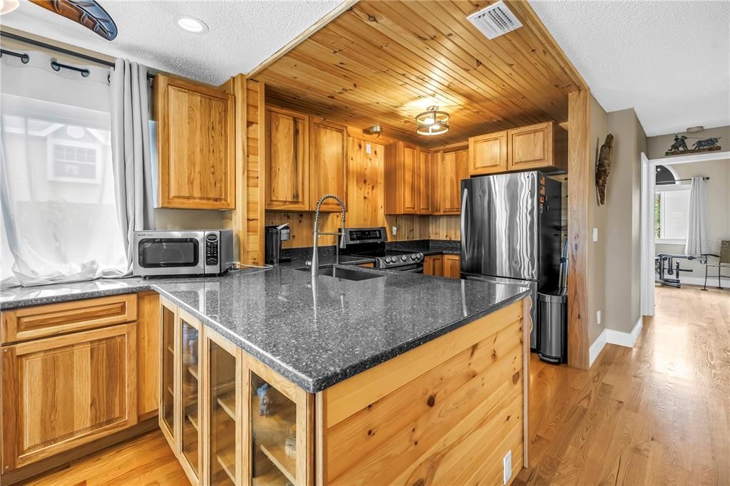 En Venta: $899,000 (3 camas, 3 baños, 1585 Pies cuadrados)