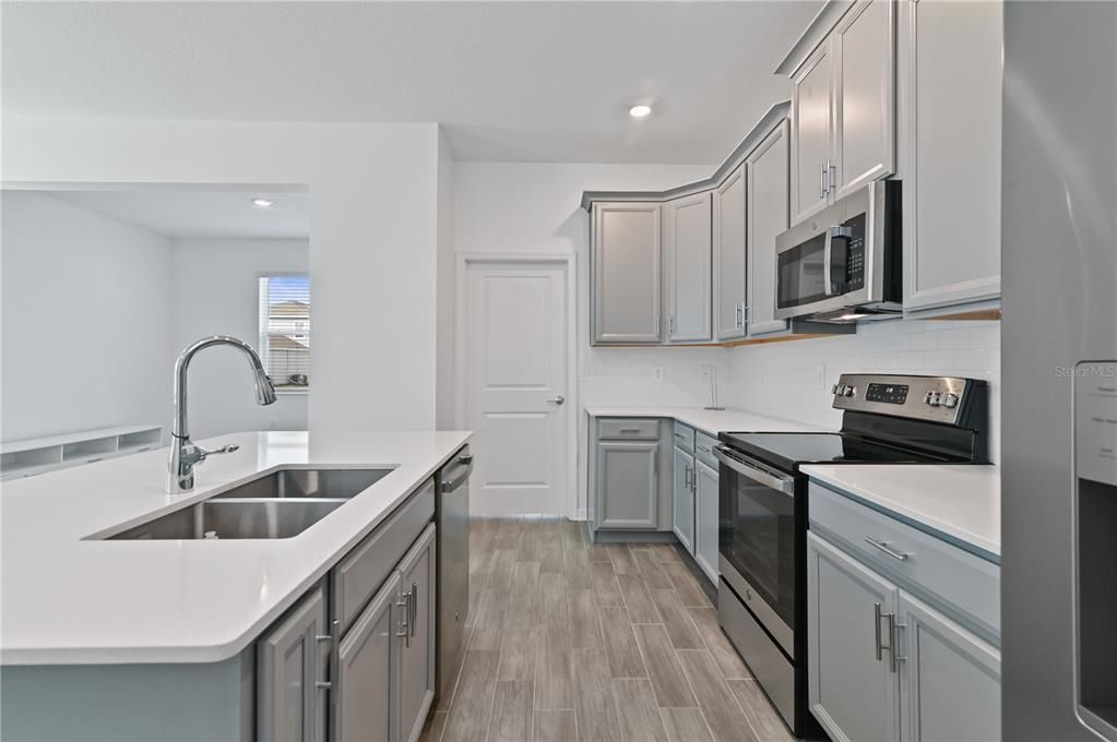 For Rent: $2,300 (3 beds, 2 baths, 1930 Square Feet)