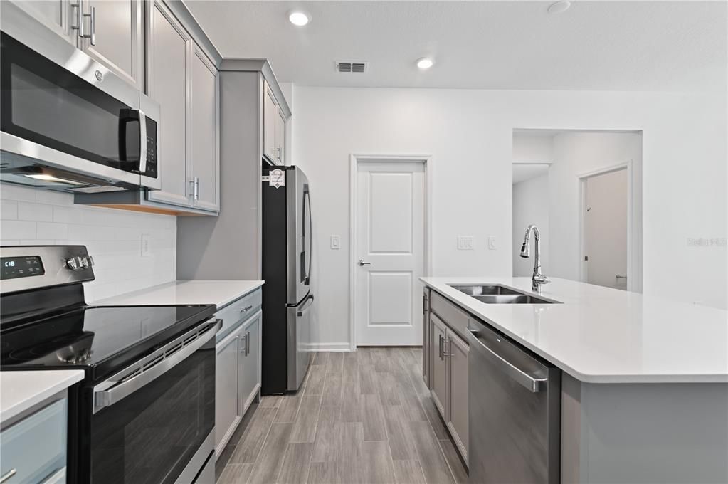 For Rent: $2,300 (3 beds, 2 baths, 1930 Square Feet)