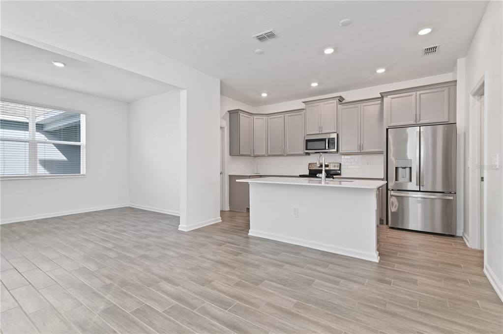 For Rent: $2,300 (3 beds, 2 baths, 1930 Square Feet)