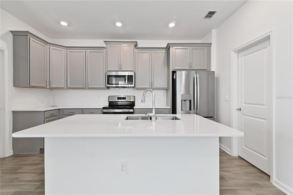 For Rent: $2,300 (3 beds, 2 baths, 1930 Square Feet)