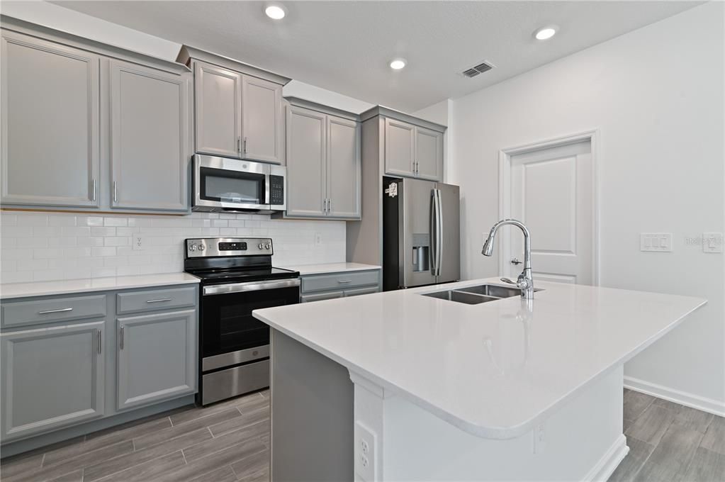 For Rent: $2,300 (3 beds, 2 baths, 1930 Square Feet)