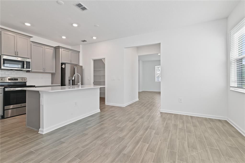 For Rent: $2,300 (3 beds, 2 baths, 1930 Square Feet)