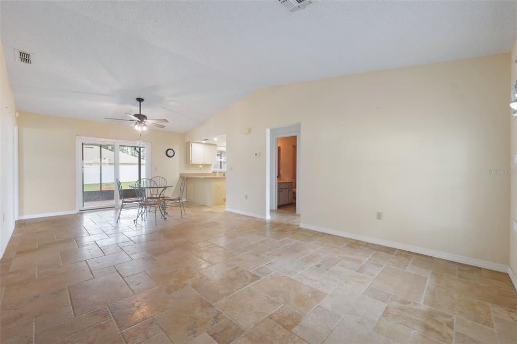 Activo con contrato: $234,900 (2 camas, 2 baños, 1096 Pies cuadrados)