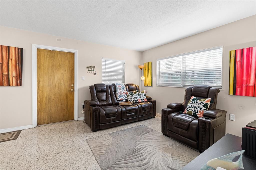 待售: $210,000 (1 贝兹, 1 浴室, 520 平方英尺)