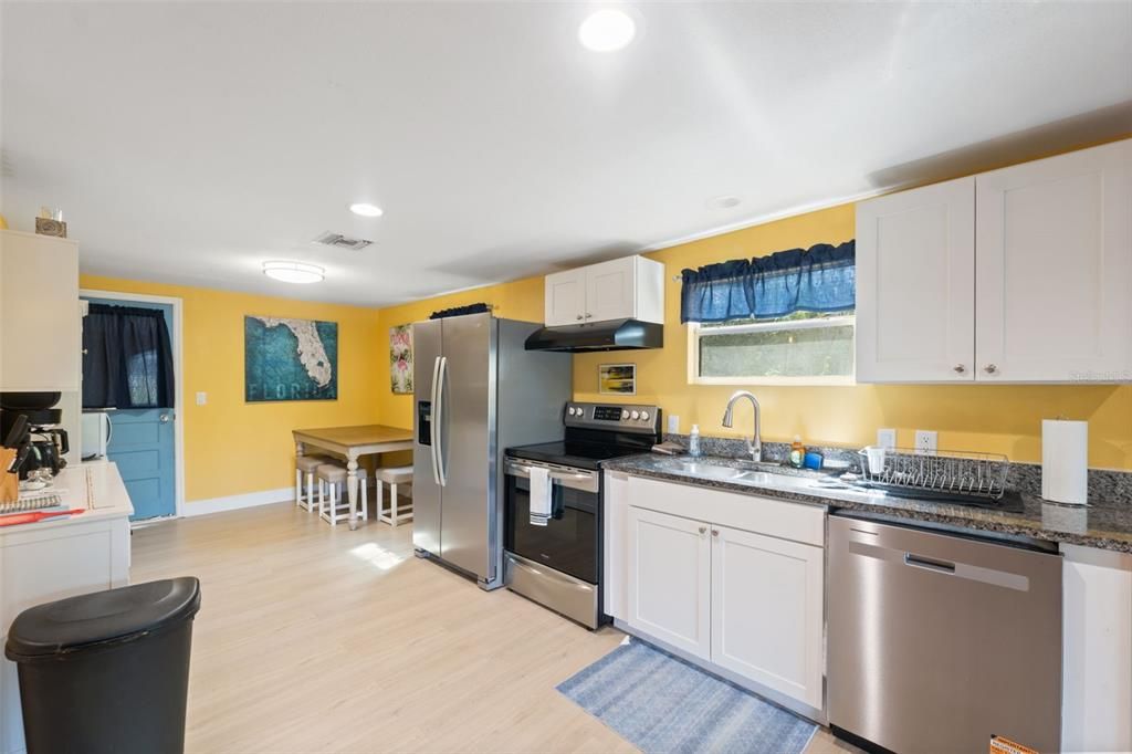 For Sale: $365,000 (2 beds, 2 baths, 1160 Square Feet)