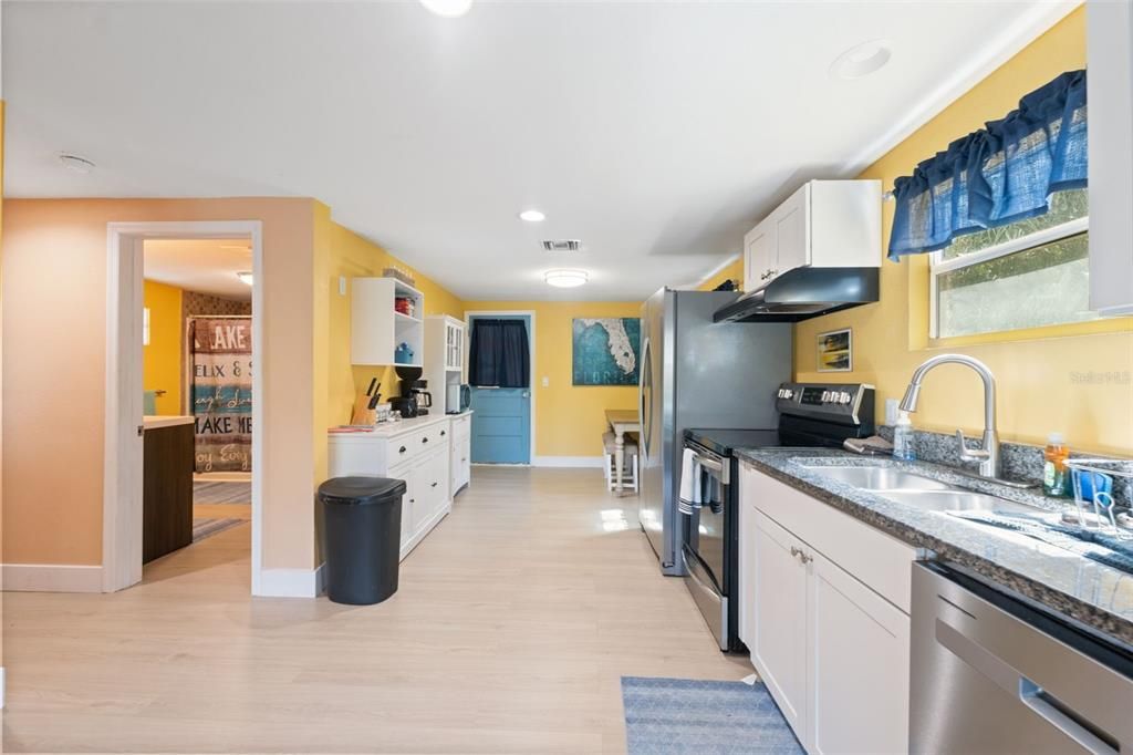 For Sale: $365,000 (2 beds, 2 baths, 1160 Square Feet)