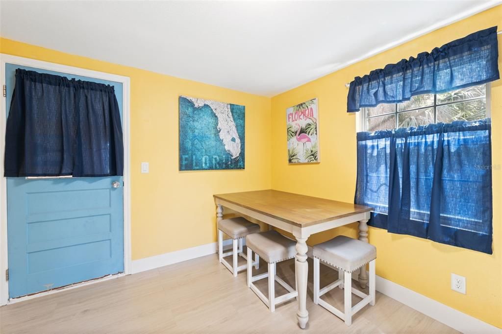 For Sale: $365,000 (2 beds, 2 baths, 1160 Square Feet)