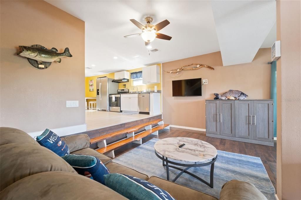 For Sale: $365,000 (2 beds, 2 baths, 1160 Square Feet)