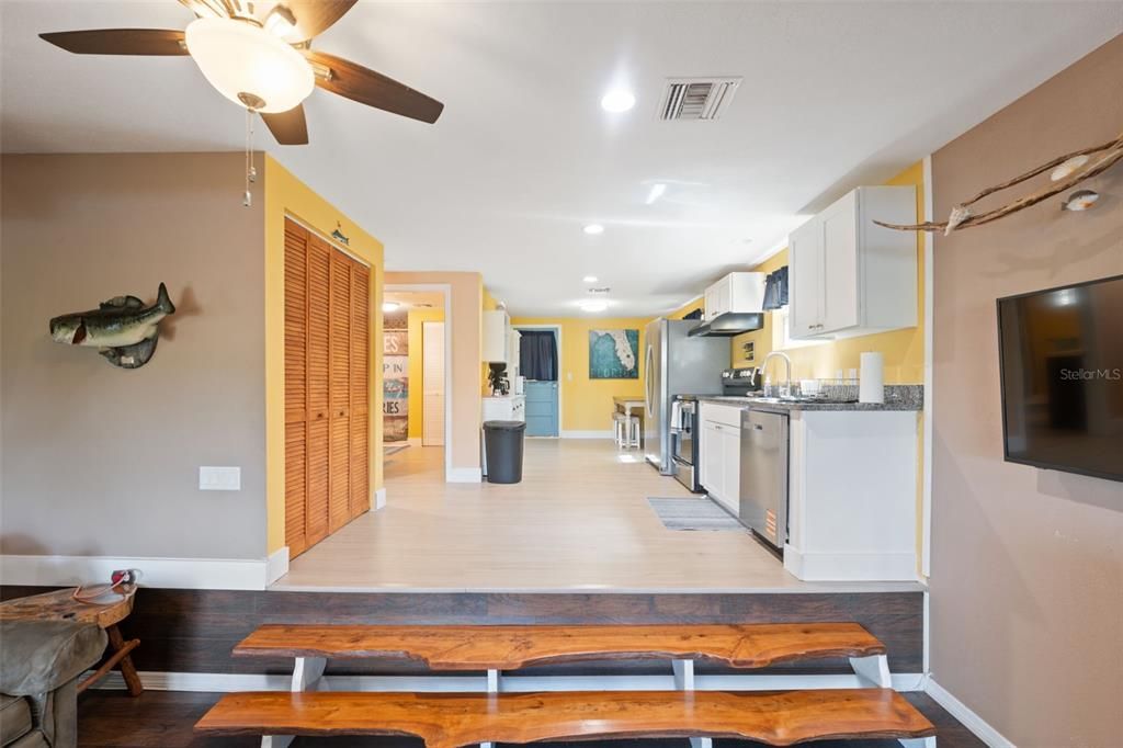 For Sale: $365,000 (2 beds, 2 baths, 1160 Square Feet)