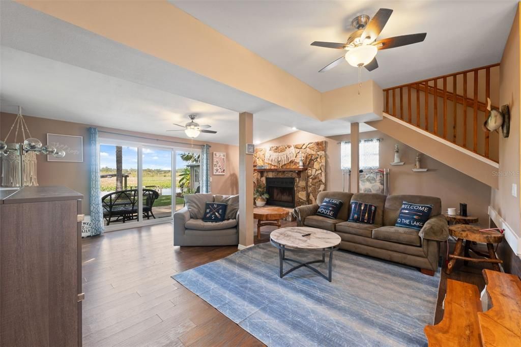 For Sale: $365,000 (2 beds, 2 baths, 1160 Square Feet)