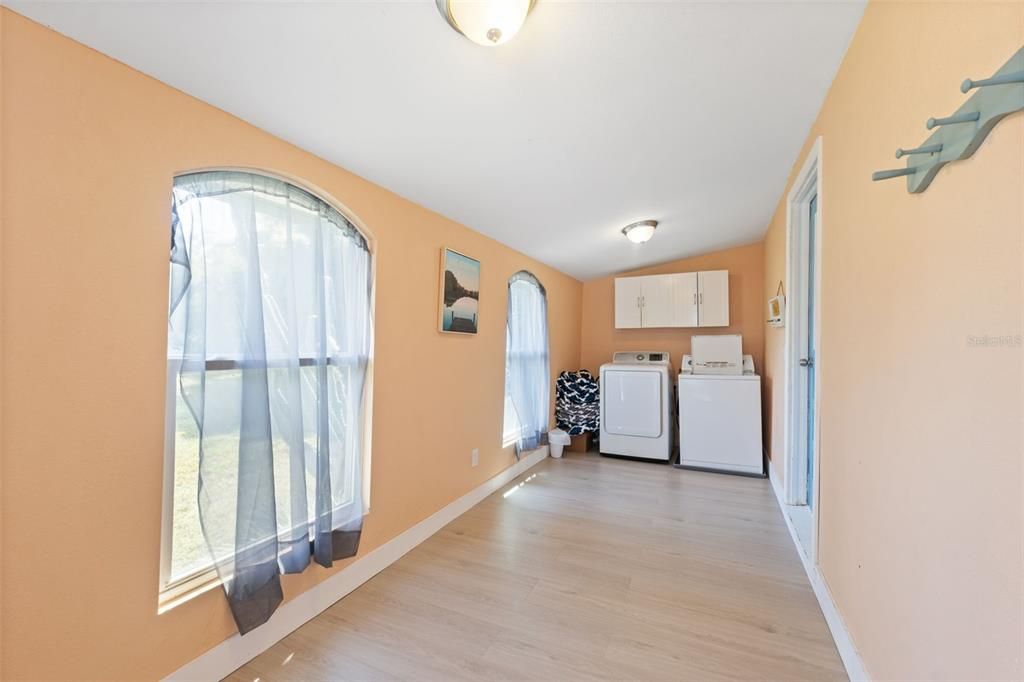 For Sale: $365,000 (2 beds, 2 baths, 1160 Square Feet)