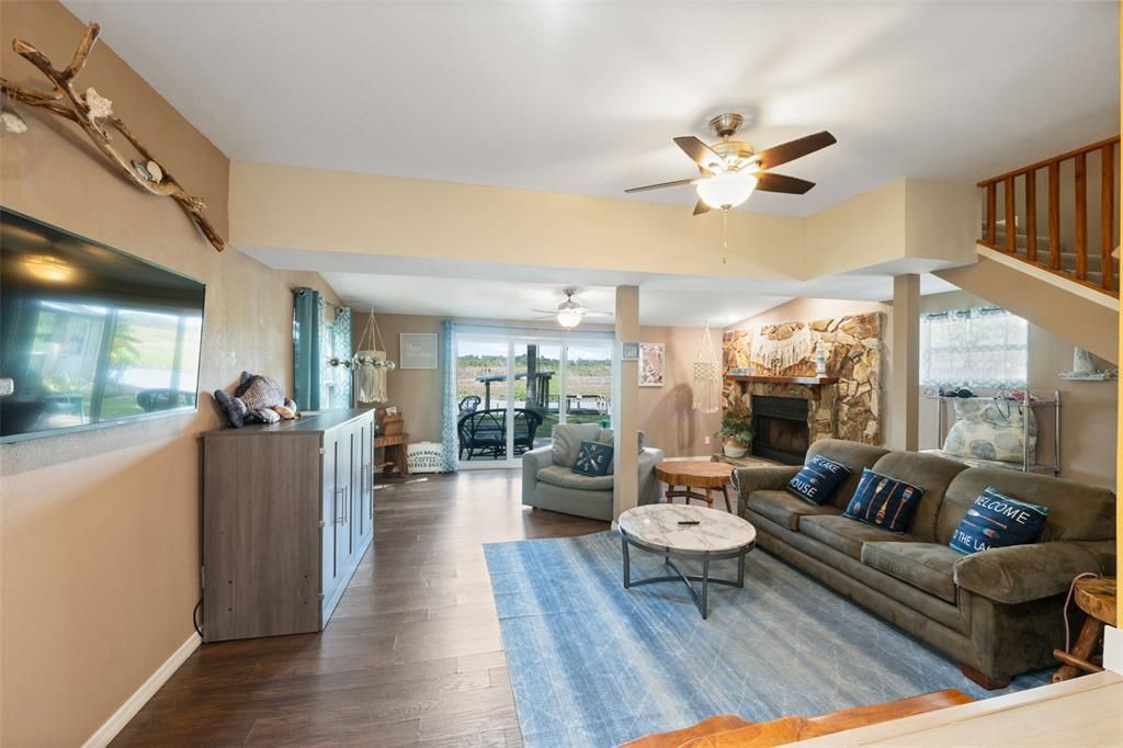 For Sale: $365,000 (2 beds, 2 baths, 1160 Square Feet)