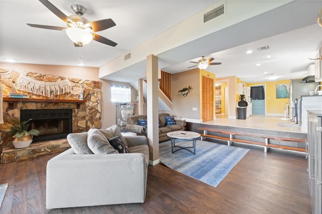 For Sale: $365,000 (2 beds, 2 baths, 1160 Square Feet)