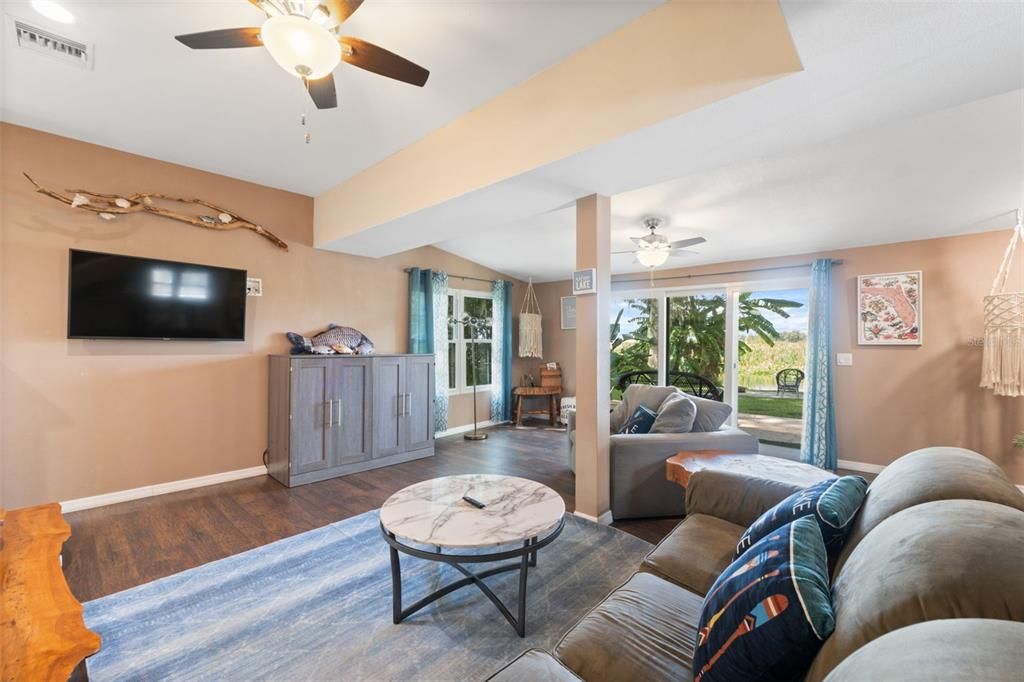 For Sale: $365,000 (2 beds, 2 baths, 1160 Square Feet)