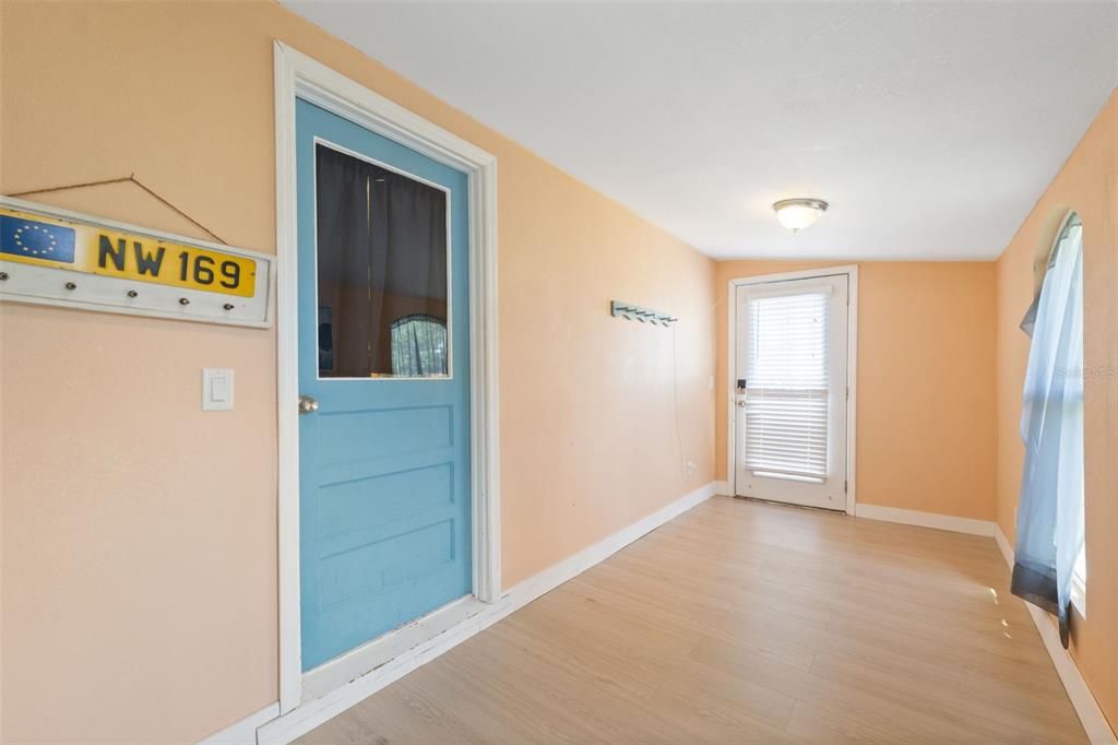 For Sale: $365,000 (2 beds, 2 baths, 1160 Square Feet)