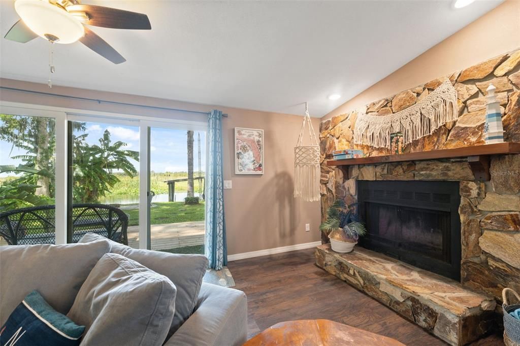 For Sale: $365,000 (2 beds, 2 baths, 1160 Square Feet)