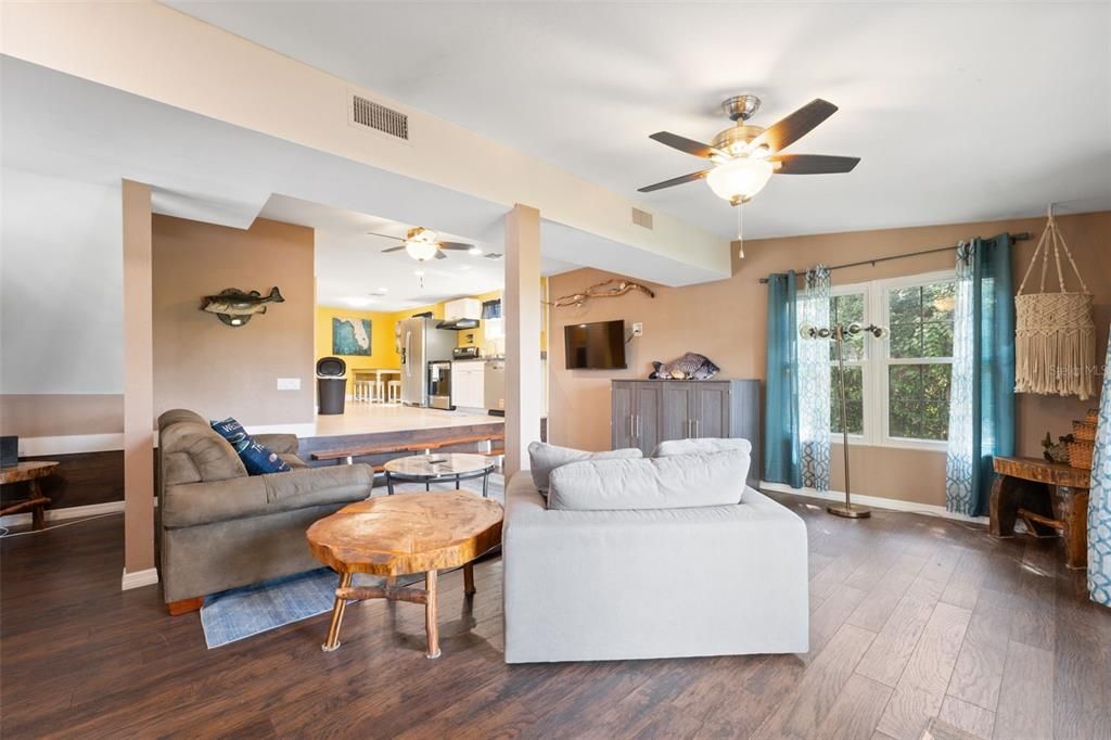 For Sale: $365,000 (2 beds, 2 baths, 1160 Square Feet)