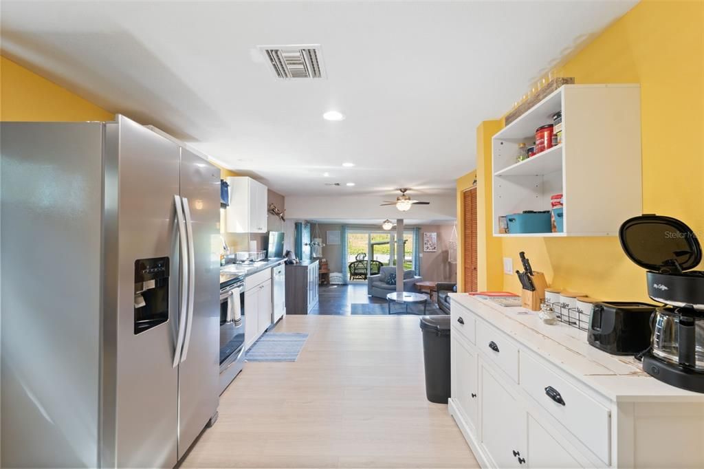 For Sale: $365,000 (2 beds, 2 baths, 1160 Square Feet)