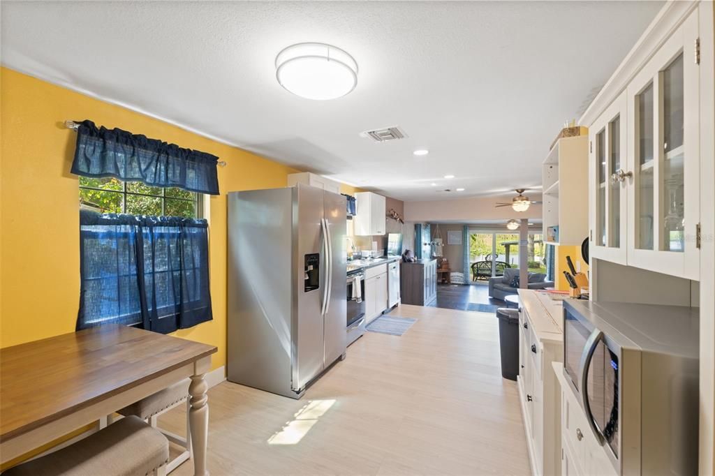 For Sale: $365,000 (2 beds, 2 baths, 1160 Square Feet)