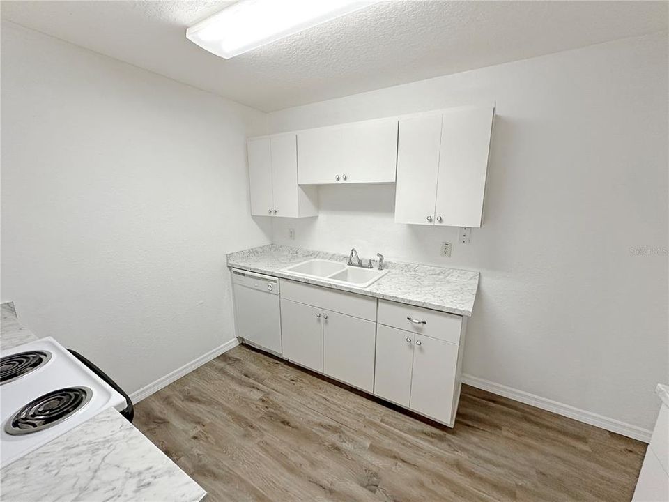 出租: $1,350 (2 贝兹, 2 浴室, 900 平方英尺)