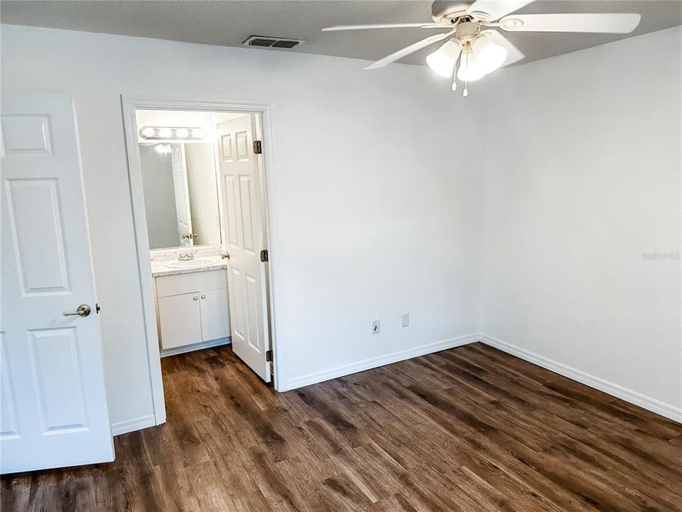 出租: $1,350 (2 贝兹, 2 浴室, 900 平方英尺)