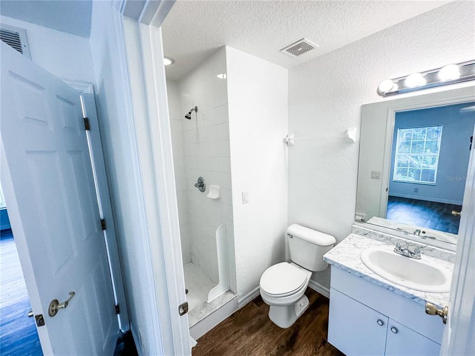 出租: $1,350 (2 贝兹, 2 浴室, 900 平方英尺)