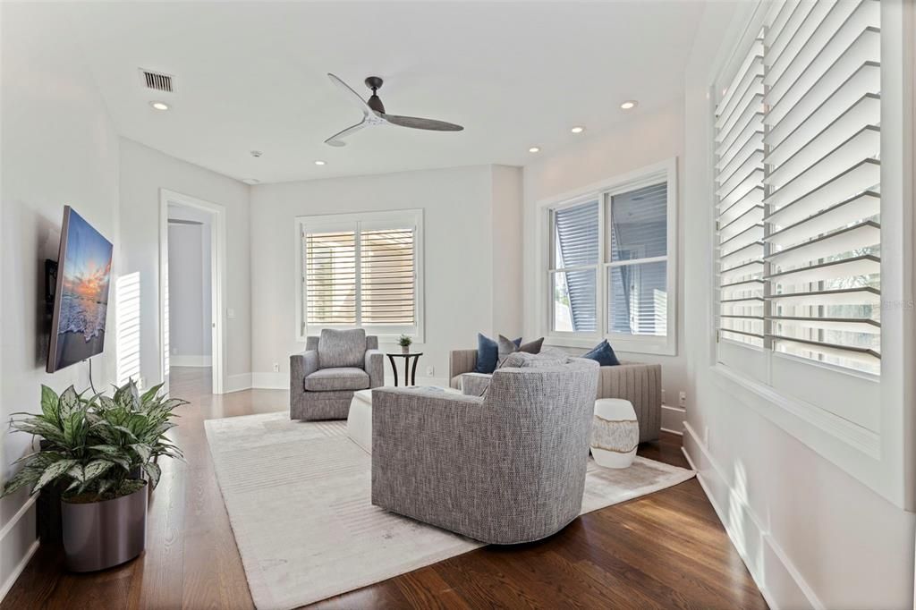 待售: $5,500,000 (6 贝兹, 5 浴室, 5542 平方英尺)