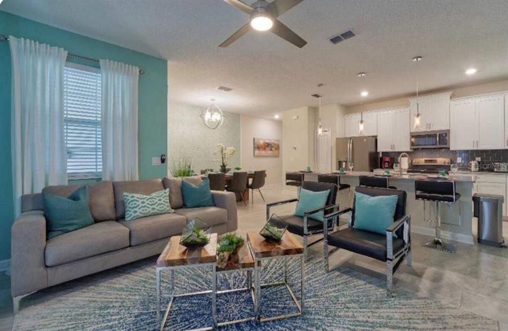 合同活跃: $480,000 (4 贝兹, 3 浴室, 1914 平方英尺)