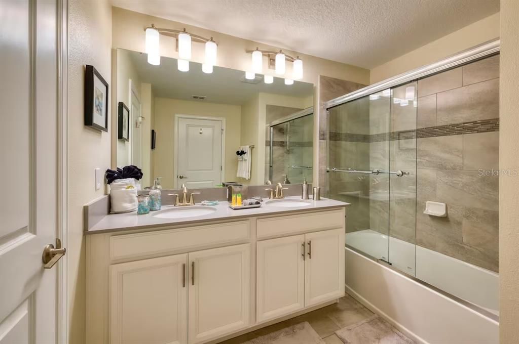 合同活跃: $480,000 (4 贝兹, 3 浴室, 1914 平方英尺)