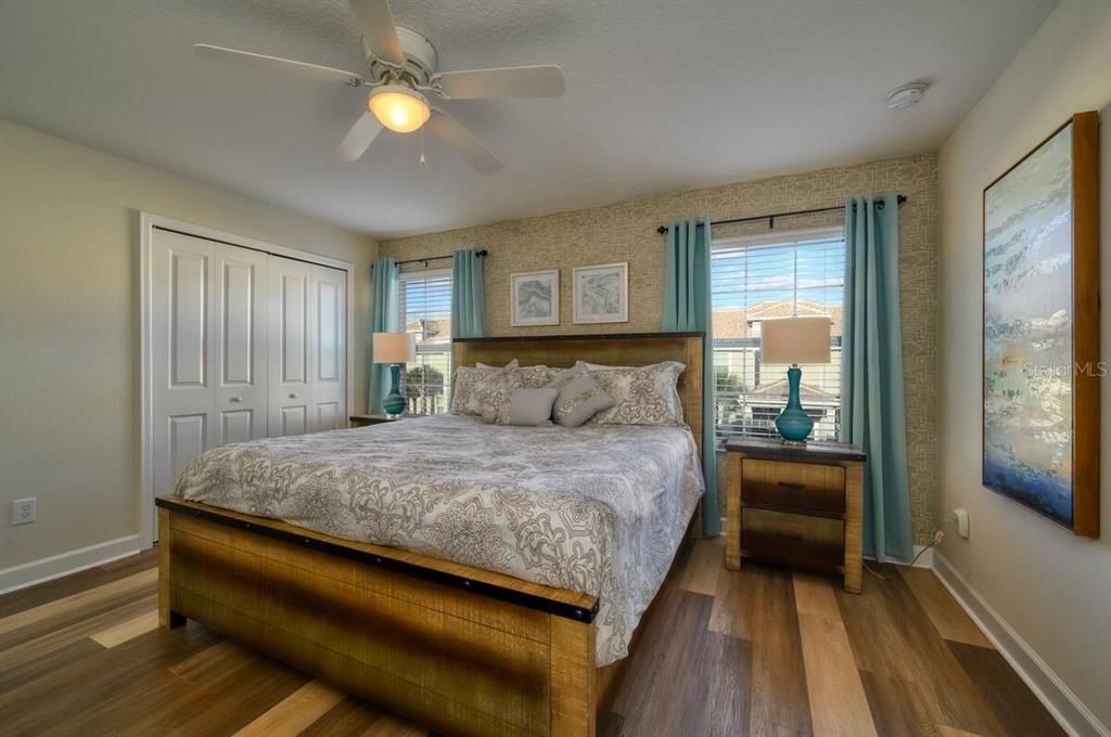 合同活跃: $480,000 (4 贝兹, 3 浴室, 1914 平方英尺)