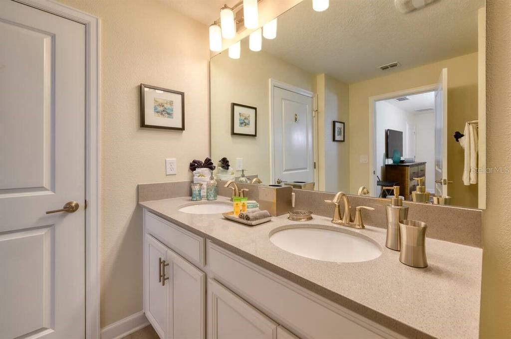 合同活跃: $480,000 (4 贝兹, 3 浴室, 1914 平方英尺)