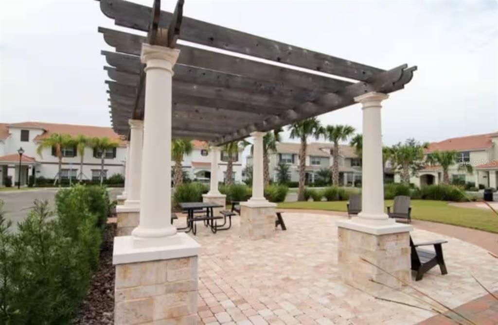 合同活跃: $480,000 (4 贝兹, 3 浴室, 1914 平方英尺)