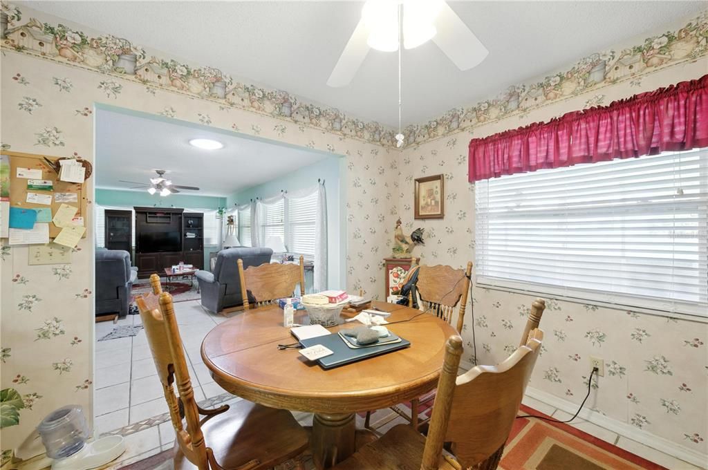 合同活跃: $210,000 (2 贝兹, 2 浴室, 1742 平方英尺)