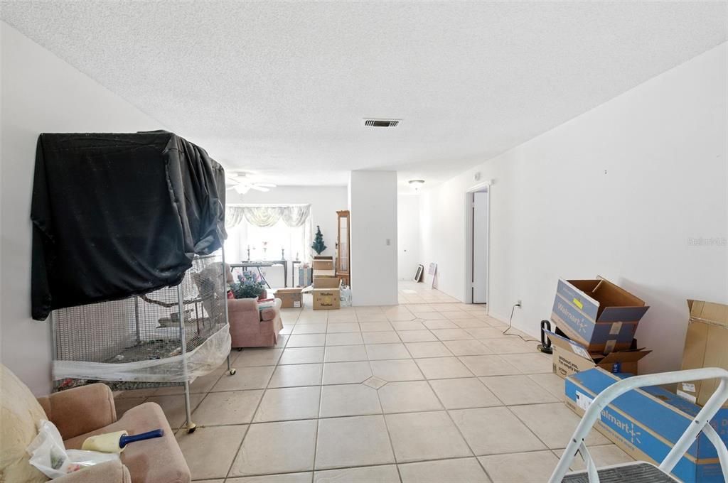 合同活跃: $210,000 (2 贝兹, 2 浴室, 1742 平方英尺)