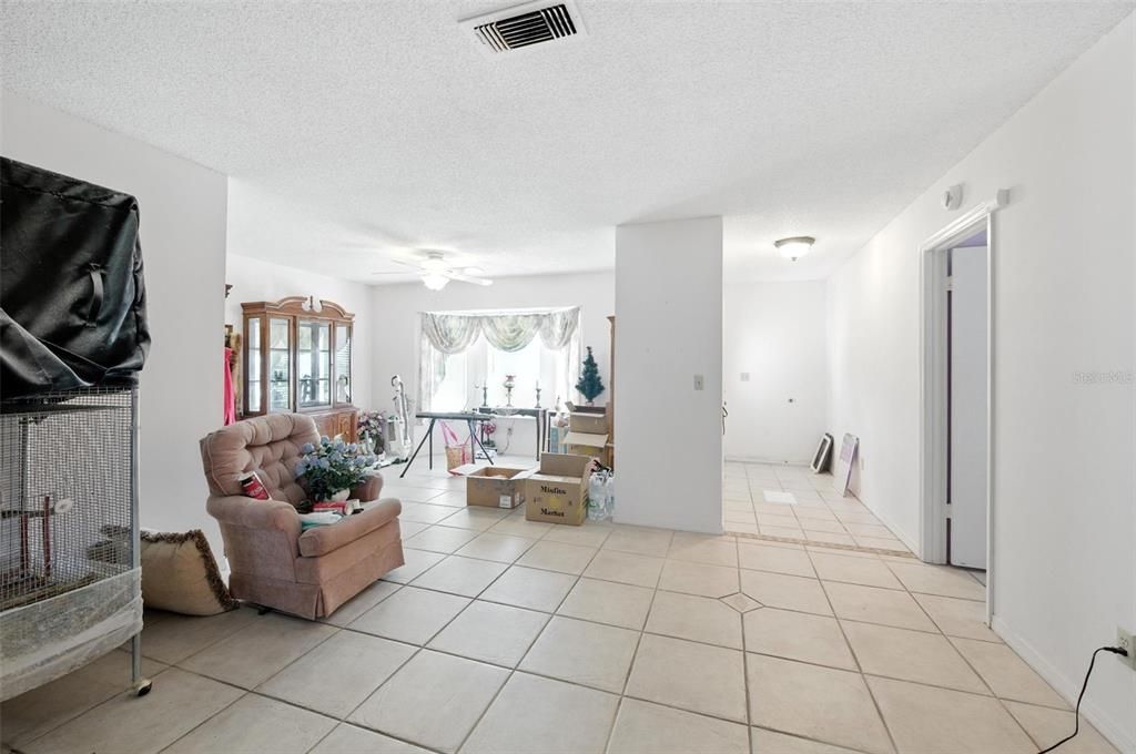 合同活跃: $210,000 (2 贝兹, 2 浴室, 1742 平方英尺)