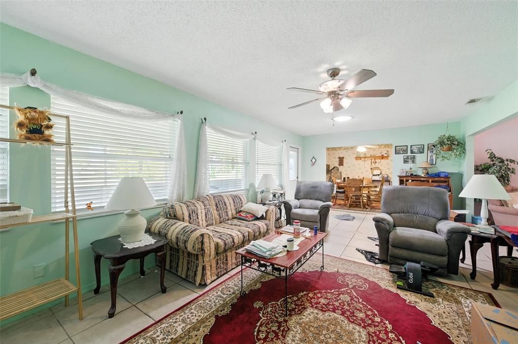 合同活跃: $210,000 (2 贝兹, 2 浴室, 1742 平方英尺)