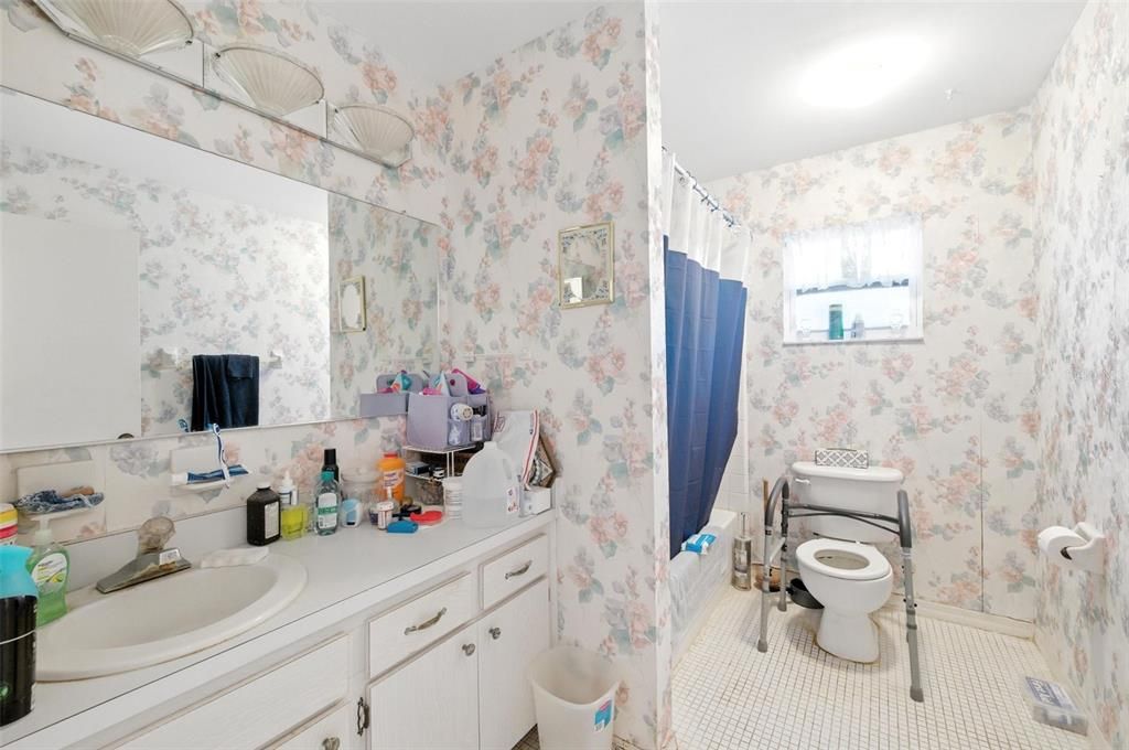 合同活跃: $210,000 (2 贝兹, 2 浴室, 1742 平方英尺)