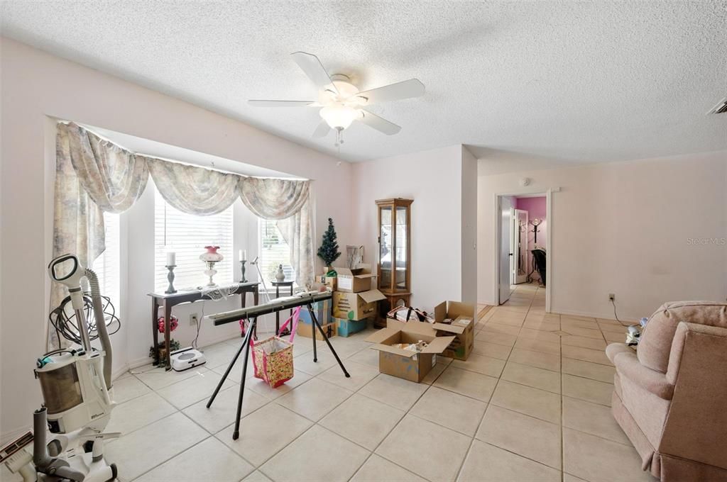 合同活跃: $210,000 (2 贝兹, 2 浴室, 1742 平方英尺)