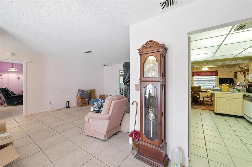 合同活跃: $210,000 (2 贝兹, 2 浴室, 1742 平方英尺)