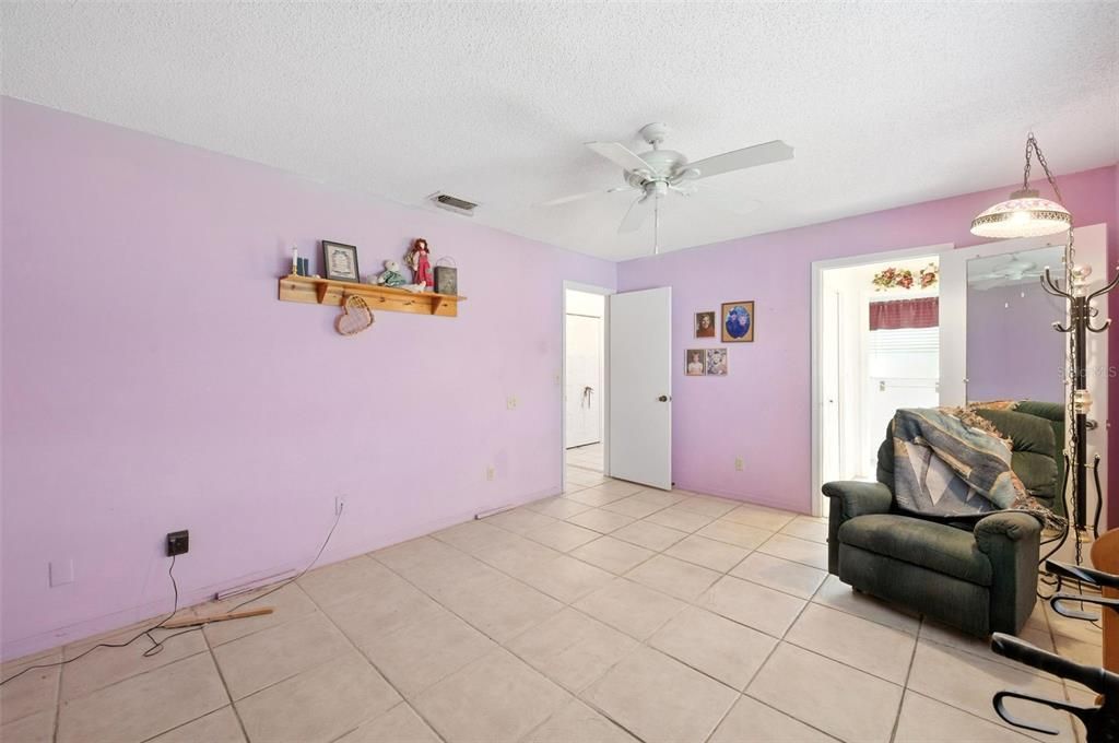 合同活跃: $210,000 (2 贝兹, 2 浴室, 1742 平方英尺)