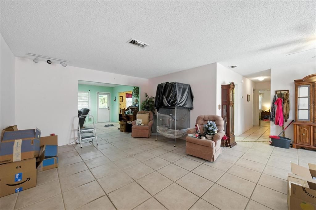 合同活跃: $210,000 (2 贝兹, 2 浴室, 1742 平方英尺)