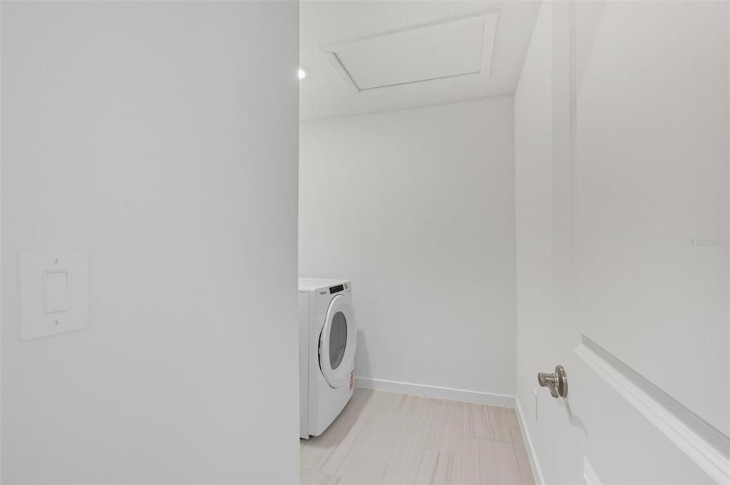 En Venta: $364,990 (4 camas, 3 baños, 1842 Pies cuadrados)