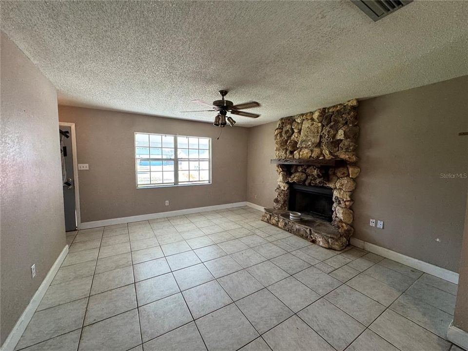 Active With Contract: $345,000 (3 beds, 2 baths, 1332 Square Feet)