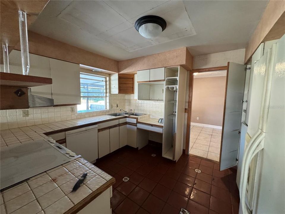 Active With Contract: $345,000 (3 beds, 2 baths, 1332 Square Feet)