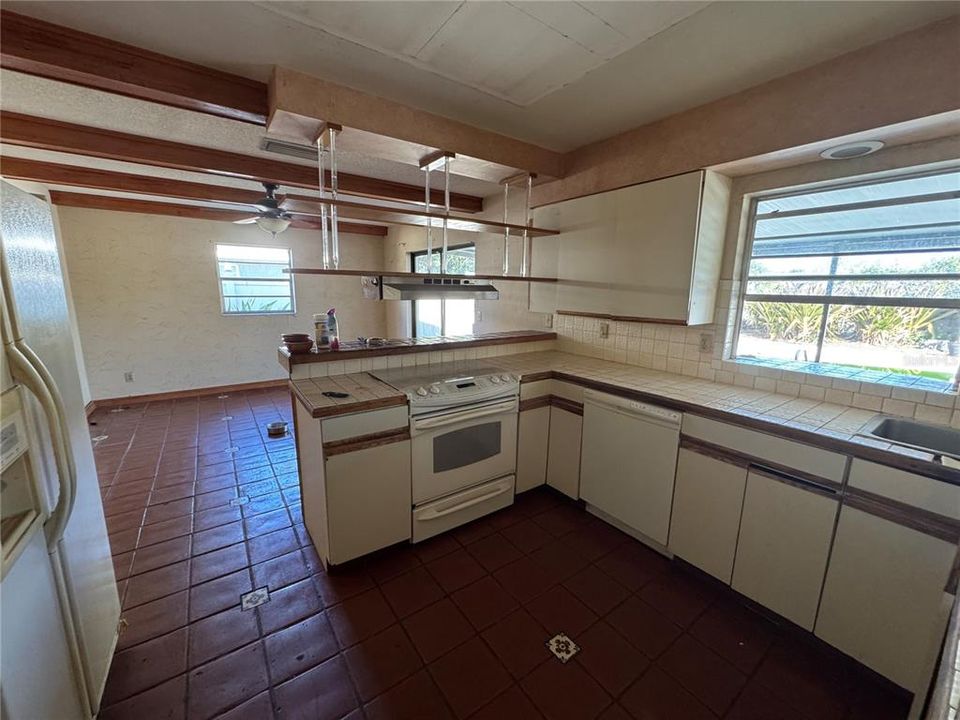 Active With Contract: $345,000 (3 beds, 2 baths, 1332 Square Feet)