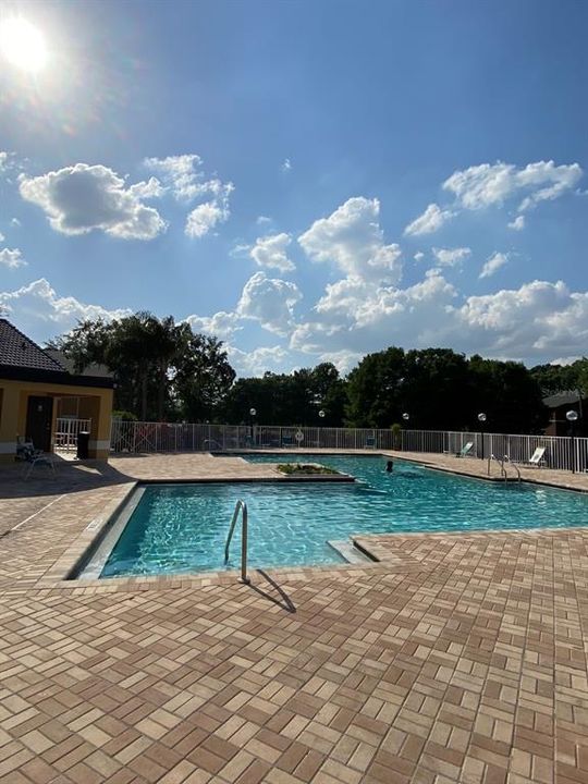 合同活跃: $1,200 (1 贝兹, 1 浴室, 735 平方英尺)