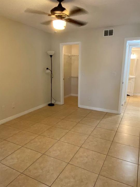 合同活跃: $1,200 (1 贝兹, 1 浴室, 735 平方英尺)