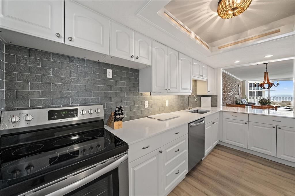 For Sale: $660,000 (1 beds, 1 baths, 900 Square Feet)